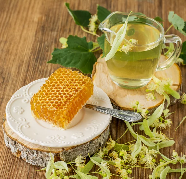 Золотые соты с медом и чай липы цветы — стоковое фото