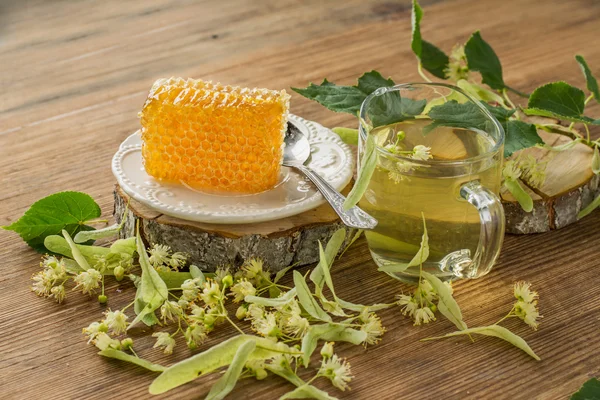 Favo de mel dourado com mel e flores de tília de chá — Fotografia de Stock