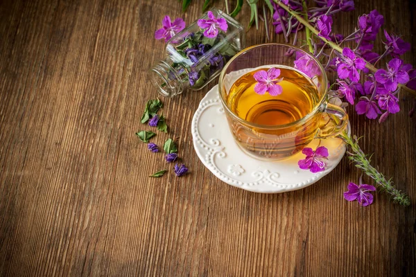 Blühende Sally, gesammelt und getrocknet brauender Kräutertee nützlich verstreut — Stockfoto