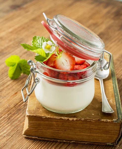 Hausgemachter Erdbeerjoghurt mit frischen Walderdbeeren — Stockfoto