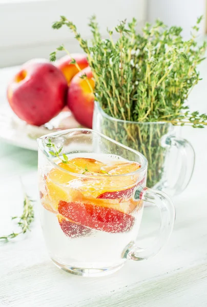 提神的碳酸饮料与切片的桃、 油桃, — 图库照片