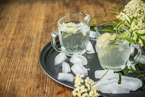 Elderflower drink with elderberry flowers — Stock Photo, Image