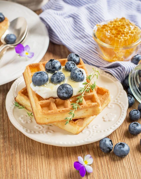 Hausgemachte frische, knusprige Waffeln zum Frühstück mit Blaubeeren und Honig — Stockfoto