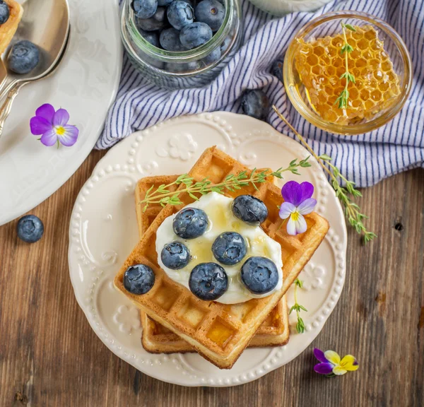 Hausgemachte frische, knusprige Waffeln zum Frühstück mit Blaubeeren und Honig — Stockfoto