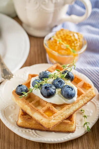 Gaufres fraîches croustillantes faites maison pour le petit déjeuner aux myrtilles et au miel — Photo