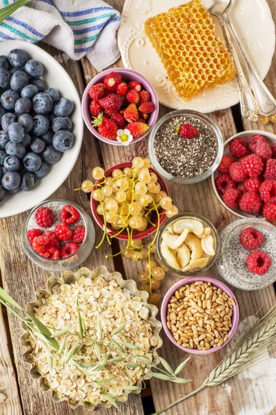 Cereal and various delicious ingredients for breakfast — Stock Photo, Image