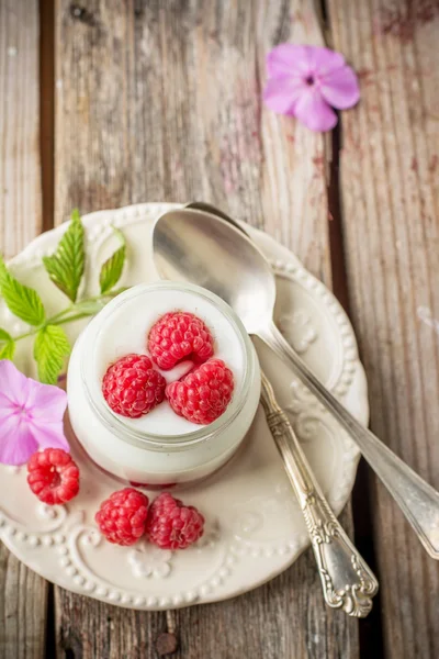 Natural yogurt with fresh raspberries and raspberry jam for breakfast in portion jars — ストック写真