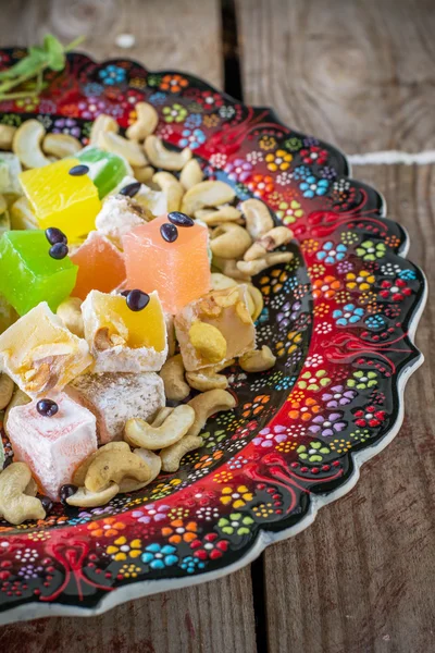Turkish delight med färgglada choklad frön och cashewnötter — Stockfoto