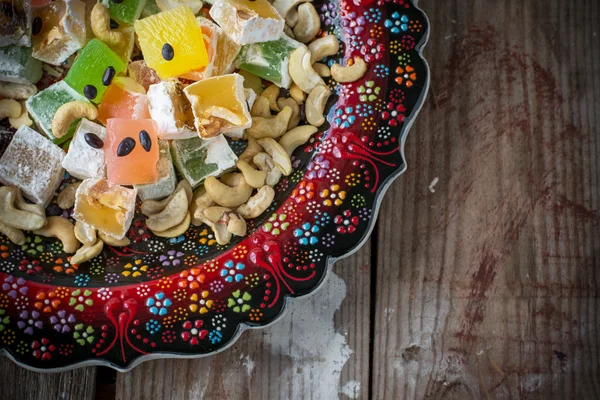 Delicia turca con coloridas semillas de chocolate y nueces de anacardo —  Fotos de Stock