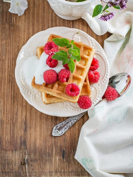 Gaufrettes croustillantes à la crème et framboises fraîches pour le petit déjeuner — Photo