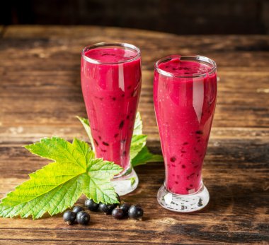 İki cam bardak ile Siyah frenk üzümü güler yüzlü