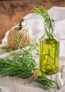 Parlak yaz içki tarhun cam şişeler ve gözlük