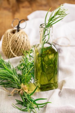 Parlak yaz içki tarhun cam şişeler ve gözlük