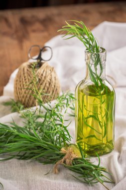 Parlak yaz içki tarhun cam şişeler ve gözlük