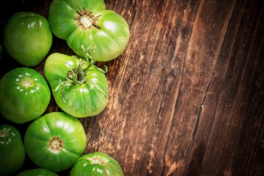 Grup koyu ahşap zemin üzerine taze yeşil domates