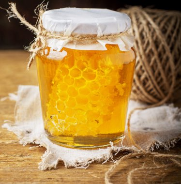 Taze çiçek bal ile petek küçük cam kavanozda