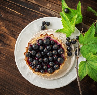 Siyah kuş üzümü ile lezzetli çıtır tart