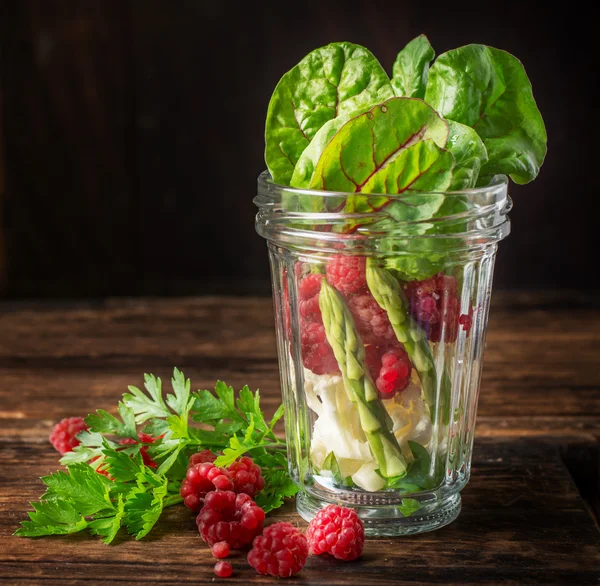 Glasburk med fräsch frisk sallad av blomkål, sparris, saftiga raspberrie — Stockfoto