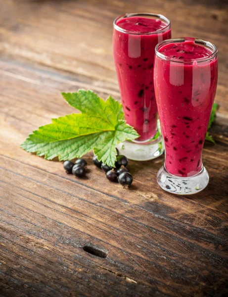 Två glas glas med svarta vinbär smoothie — Stockfoto