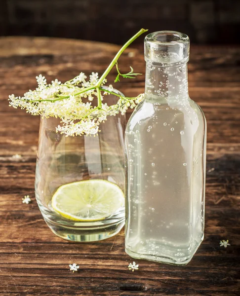 Fles met een drankje van de oudere — Stockfoto