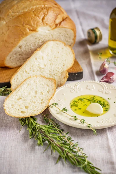 新鮮な自家製白パンとオリーブ オイル プレート — ストック写真