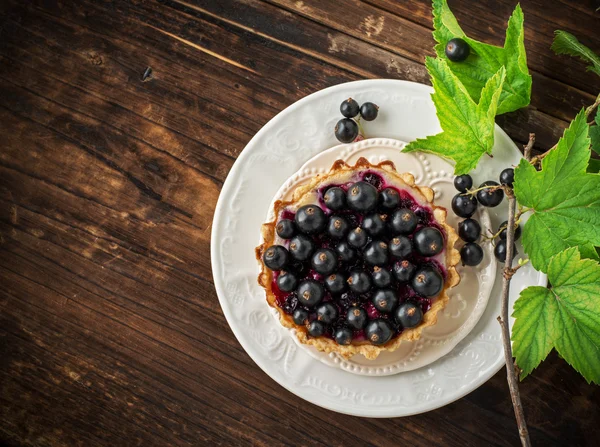 Köstliche knusprige Torten mit schwarzen Johannisbeeren — Stockfoto