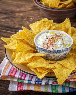 Tortilla cips ve krema sos ile taze otlar, sarımsak