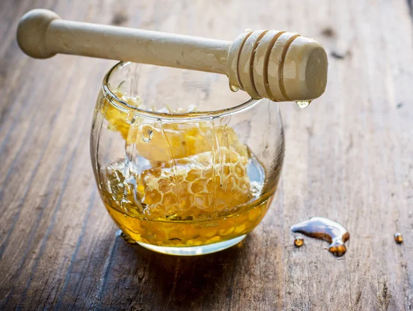 Свежий цветочный мед с сотами в маленькой стеклянной банке — стоковое фото