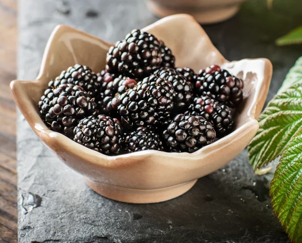 Fresh ripe blackberries in ceramic cups handmade pottery are served for breakfast — Stock Photo, Image