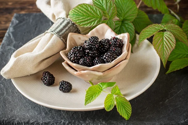 Fresh ripe blackberries in ceramic cups handmade pottery are served for breakfast — Stock Photo, Image