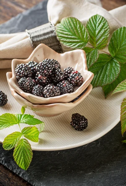 Fresh ripe blackberries in ceramic cups handmade pottery are served for breakfast — Stock Photo, Image