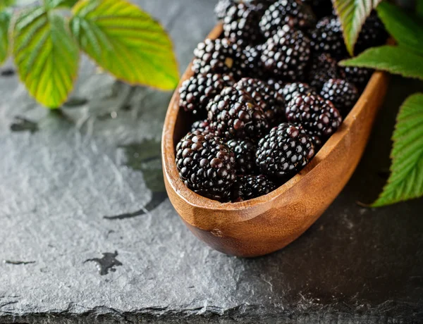 Blackberry segar dalam mangkuk kayu. Tampilan atas . — Stok Foto