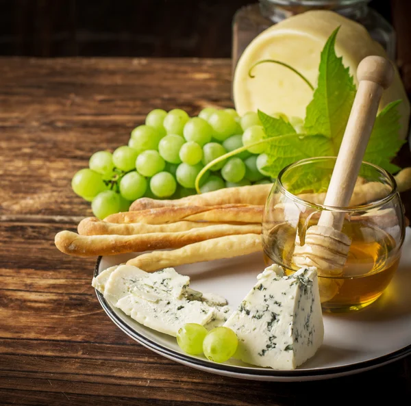Komposition mit Trauben, Käse und Honig — Stockfoto