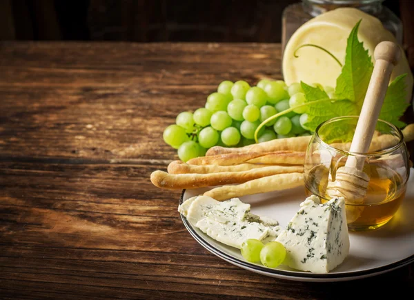 Komposition mit Trauben, Käse und Honig — Stockfoto