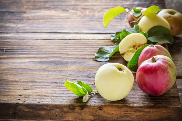 Appels op houten ondergrond — Stockfoto