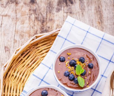 Çikolatalı muzlu puding taze orman yaban mersini ve arı polen tepesi ile