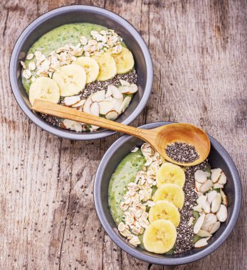 Yeşil muz smoothie badem tepesi petal, chia tohum, yulaf ezmesi ile