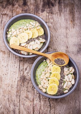 Yeşil muz smoothie badem tepesi petal, chia tohum, yulaf ezmesi ile