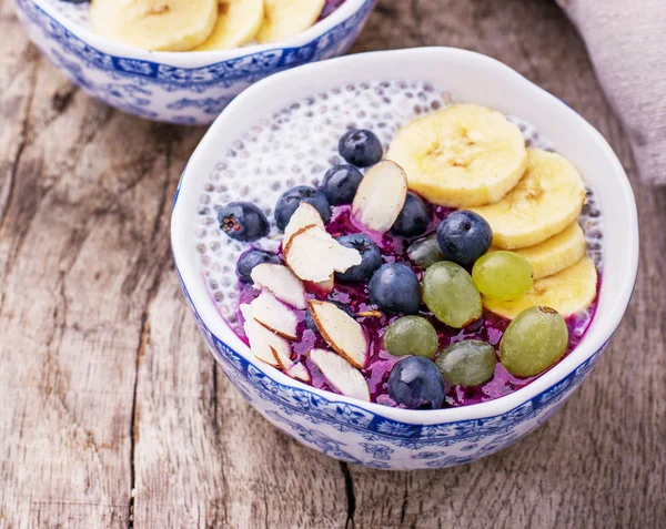 Güler yüzlü kase meyve ve granola ile Kahvaltı