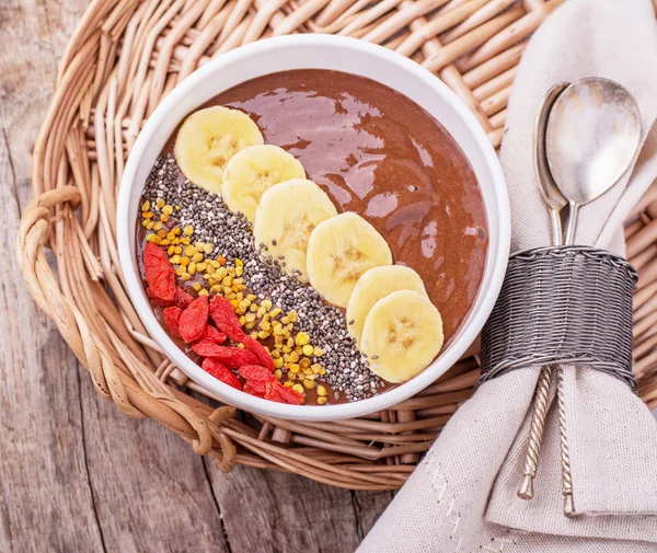 Chocolate banana pudding garnished with bee pollen, goji berries, chia seeds — Stock Photo, Image