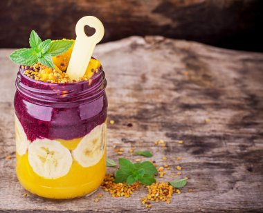 Kahvaltı iki kat mango smoothie yaban mersini ile kase
