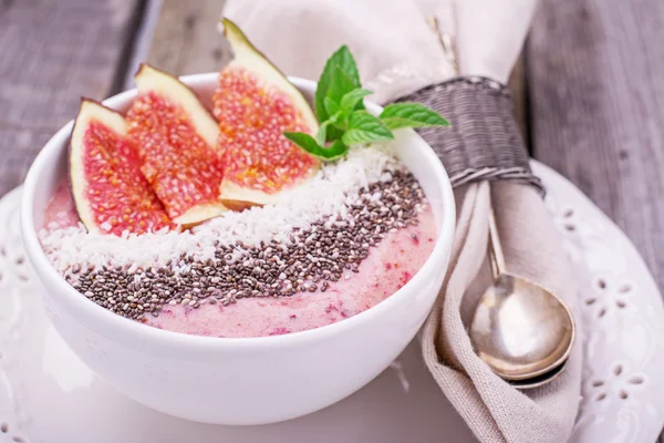 Hälsosam dryck med frukt trä bakgrund — Stockfoto