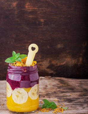 Kahvaltı iki kat mango smoothie yaban mersini ile kase