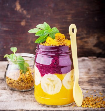 Kahvaltı iki kat mango smoothie yaban mersini ile kase