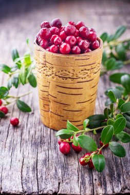 sepet içinde taze kızılcık 