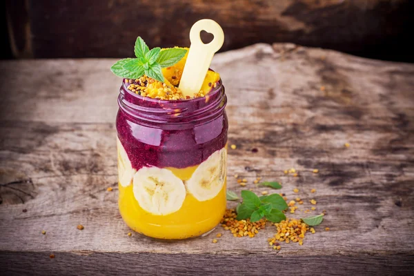 Schüssel Frühstück zwei Schichten Mango-Smoothie mit Blaubeeren — Stockfoto