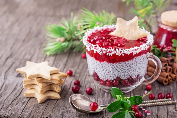 Feestelijk ontbijt van cranberry saus en pudding chia zaden — Stockfoto