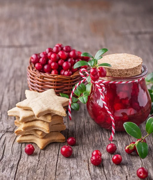 Pequeno frasco de molho de cranberry doce picante caseiro com canela — Fotografia de Stock