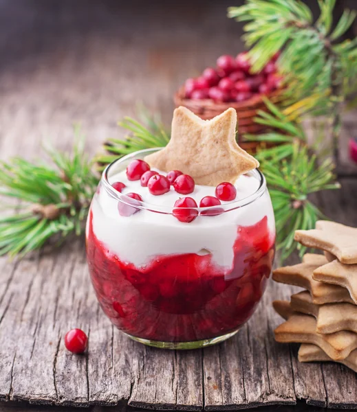 Dessert with cranberry sauce and sour cream decorated gingerbread cookies — Stock Photo, Image