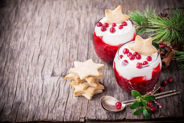 Sobremesa festiva com molho de cranberry, creme azedo e biscoitos de gengibre — Fotografia de Stock